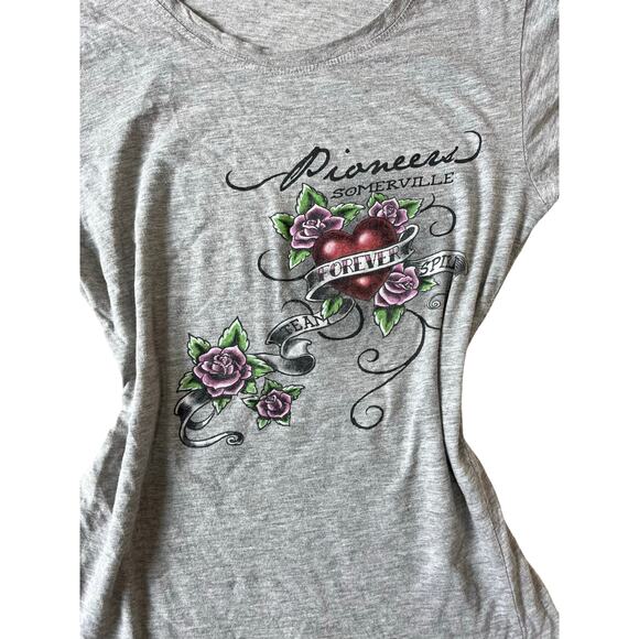 Grey grunge short sleeve top with poineers Somerville text, heart and rose print - Picture 7 of 7